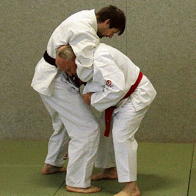 SchwitzkastenVonVorne-Handsperrhebel-Schulterwurf-Handdrehgriff02.gif