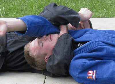 HandballenstossWFWuergenMitArmeinschluss07.gif