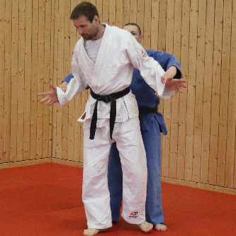 Beide Handgelenke von hinten gefasst-Handdrehgriff-Hueftrad01.gif