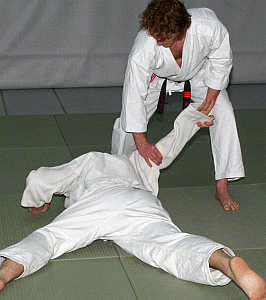 HueftwurfWuergenVonDerSeite05.gif