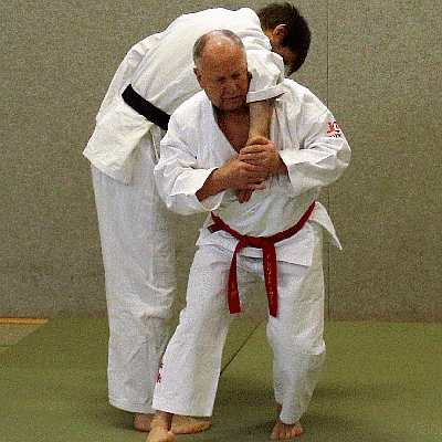 SchwitzkastenVonVorne-Handsperrhebel-Schulterwurf-Handdrehgriff04.gif