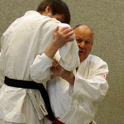 SchwitzkastenVonVorne-Handsperrhebel-Schulterwurf-Handdrehgriff08.gif