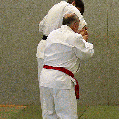 SchwitzkastenVonVorne-Handsperrhebel-Schulterwurf-Handdrehgriff05.gif