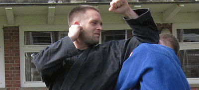 HandballenstossWFEllenbogenschlagRueckwaerts04.gif