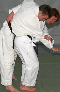 HueftwurfWuergenVonDerSeite03.gif